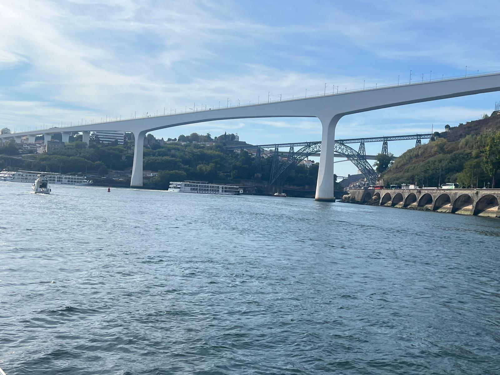 7 Bridges yacht tour Porto — guests on board