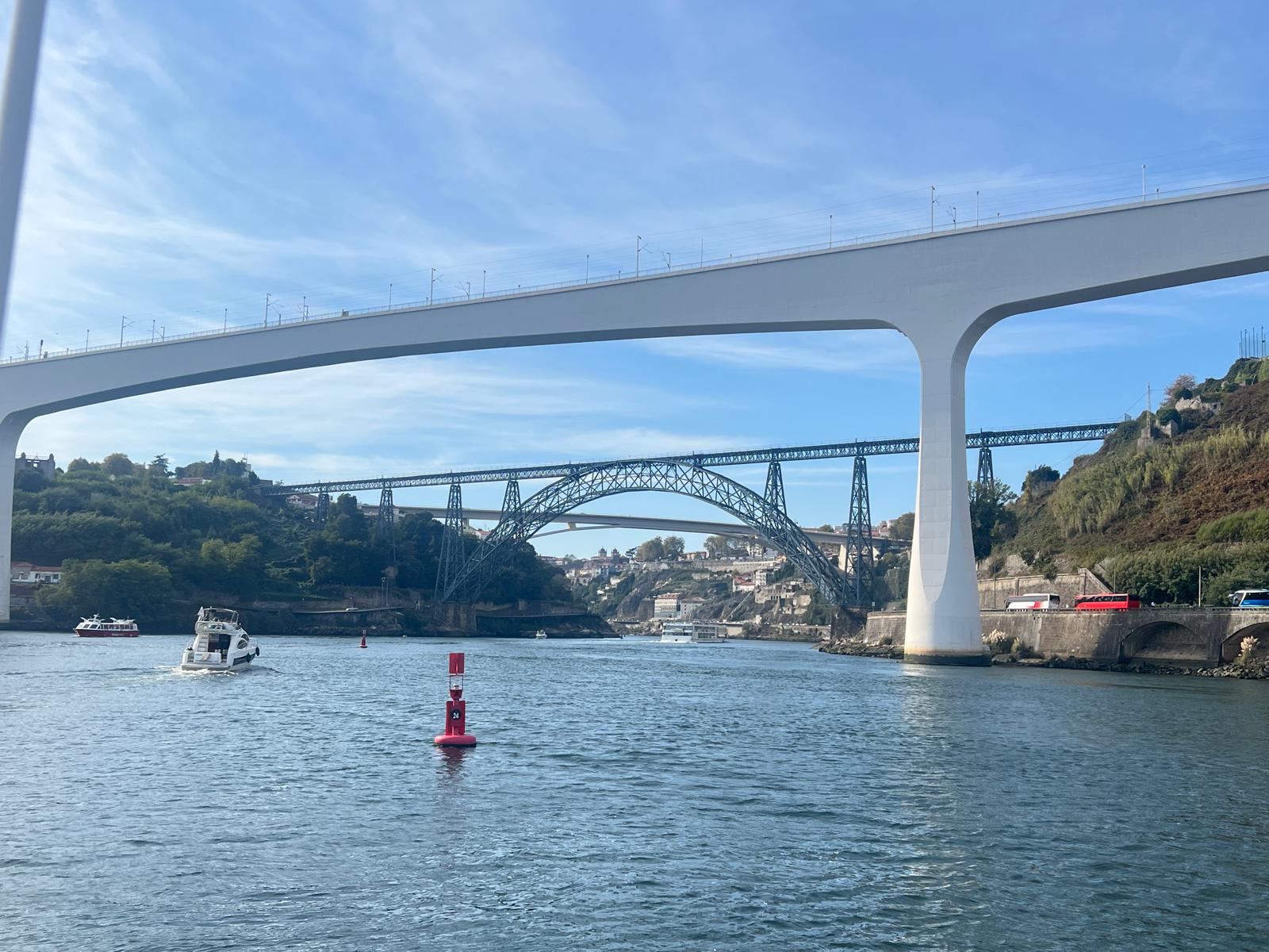 7 Bridges yacht tour Porto — crew and guests