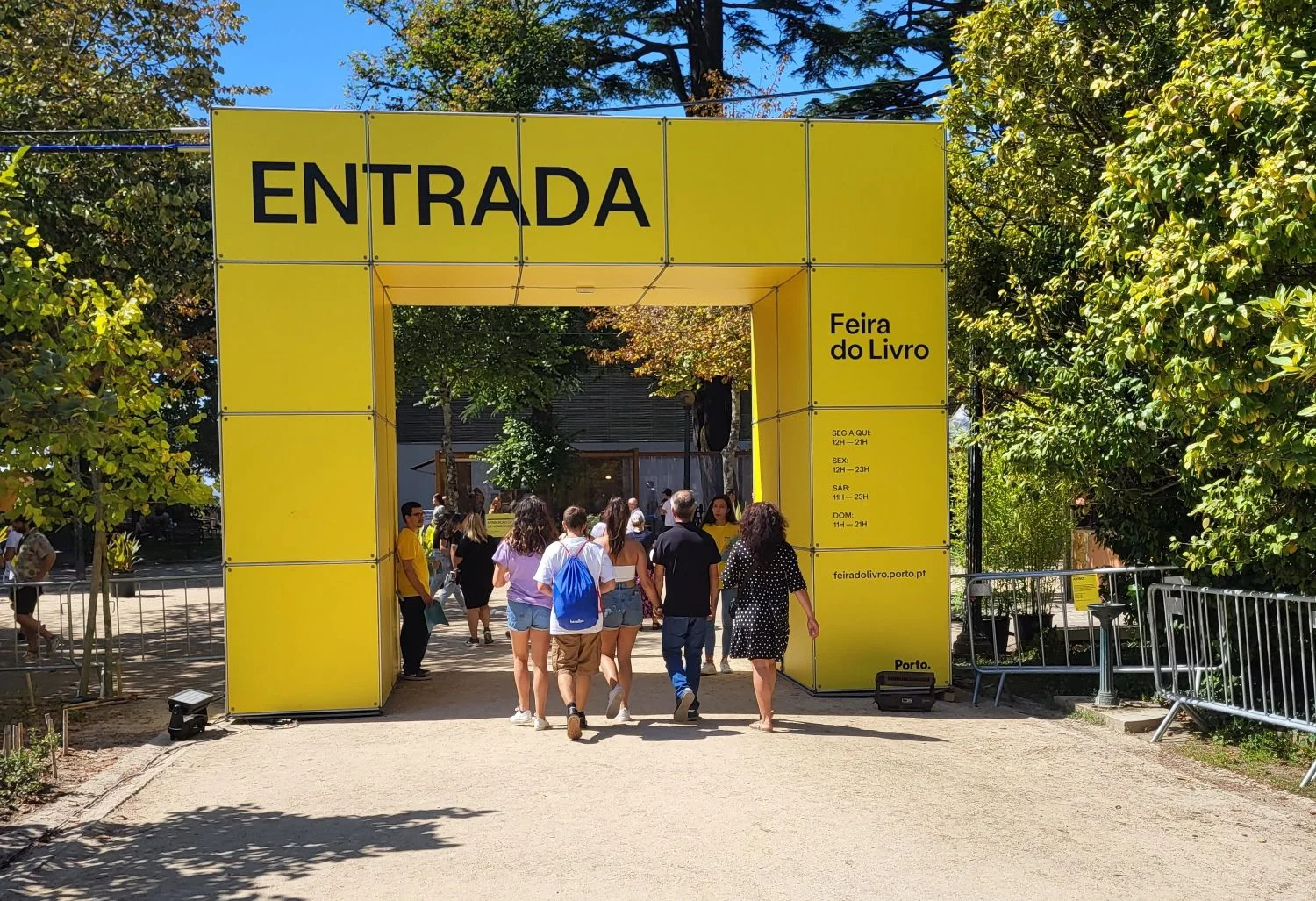 The yellow ENTRADA arch at the Feira do Livro do Porto in the Palácio de Cristal gardens