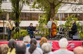 A jazz quartet performing open-air to a seated audience at the Palácio de Cristal gardens during Porta-Jazz ao Relento in Porto