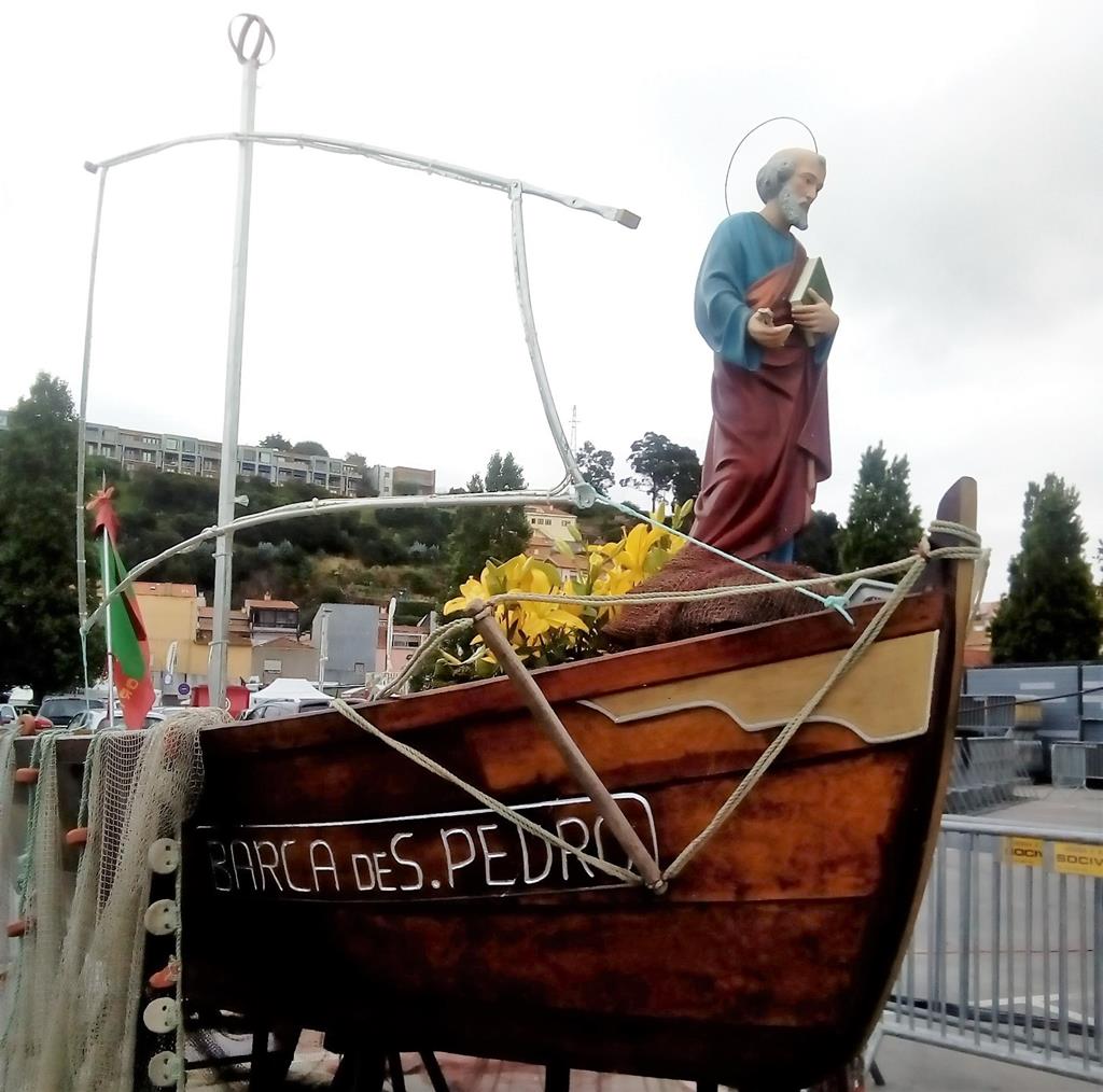 The Barca de S. Pedro — a wooden fishing boat carrying the statue of Saint Peter, patron of Afurada's fishermen